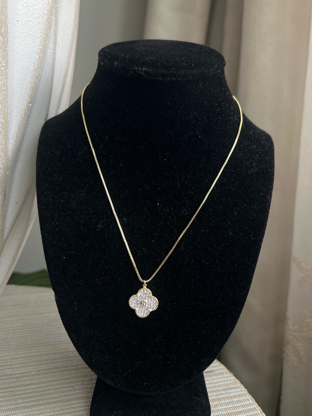🩷- adjustable white Crystal Clover Pendant Necklace - Picture 1 of 3